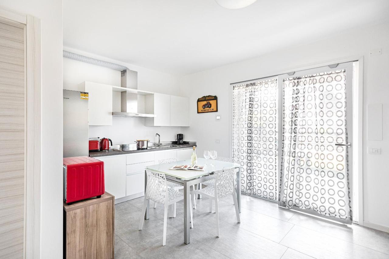 Una Terrazza Sul Lago A2 Con Piscina By Wonderful Italy Apartment