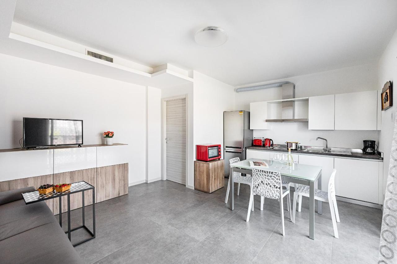 Una Terrazza Sul Lago A2 Con Piscina By Wonderful Italy Apartment *